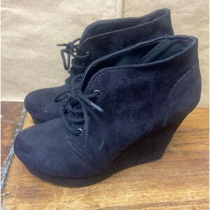 Shi by journeys black laced wedge faux suede booties women’s 7.5